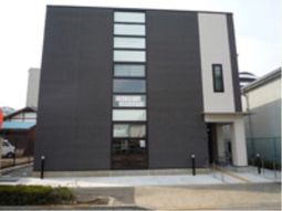 モダンな建物のエントランス