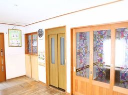 カラフルなガラス扉の廊下