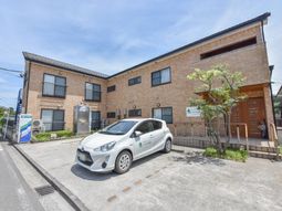 明るい外観の建物正面