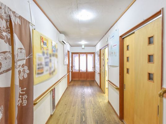 暖かみのある木目調廊下
