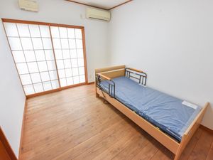 木目調の広々とした居室