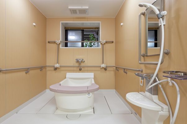 落ち着いた色合いの浴室