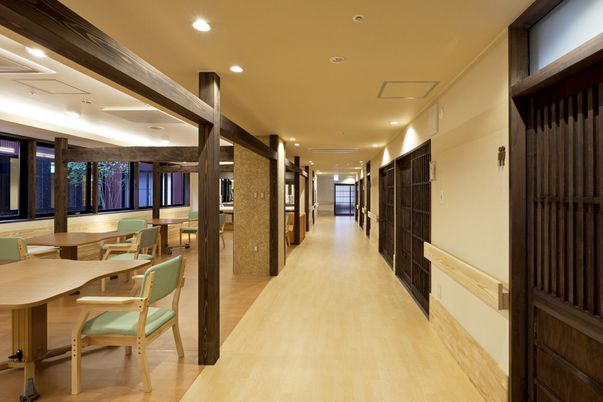 明るいスペースの廊下