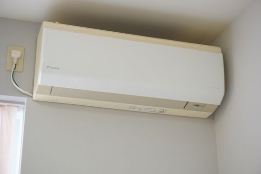 壁に取り付けられたエアコン