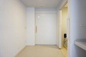 明るい空間の居室入り口