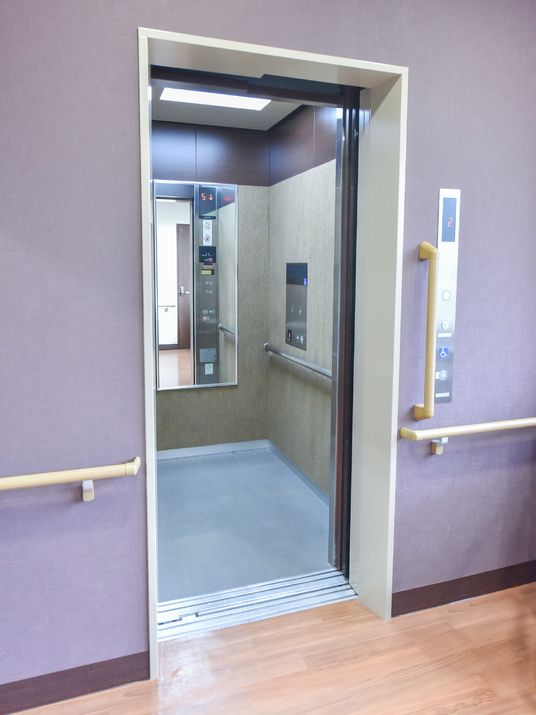 エレベーターの外も中も、手すりが設置してある。中の奥の壁には鏡が設置してあるので、車椅子で乗る際に利用することができる。