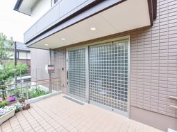 エントランスの明るい風景