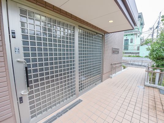 アプローチが広いエントランス