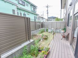 明るい中庭の様子