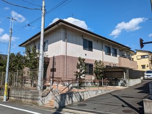 茶色とベージュの外壁の建物