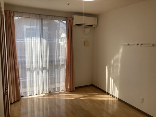 明るい光が差し込む居室