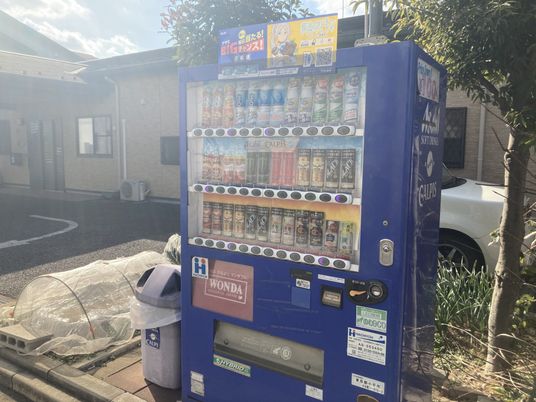 施設入口の自販機