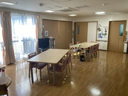 自然光が入るラウンジ