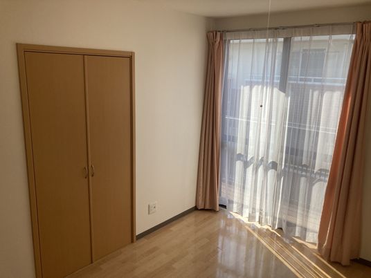 自然光が差し込む居室