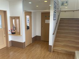 広い階段のある廊下