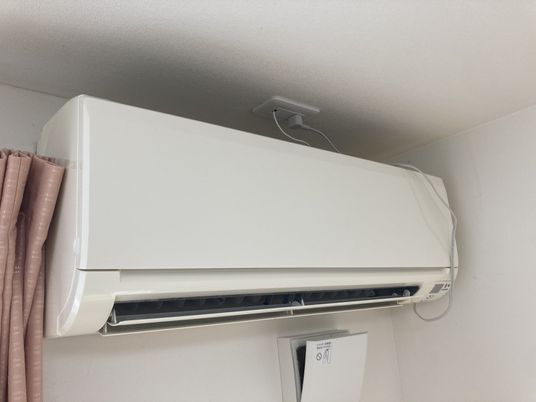 壁に設置された機器