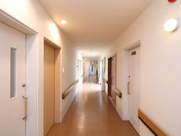 照明が明るい廊下