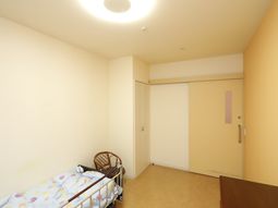 落ち着いた色合いの居室