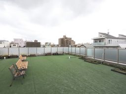 ベンチのある屋上空間
