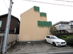 建物外観と駐車場