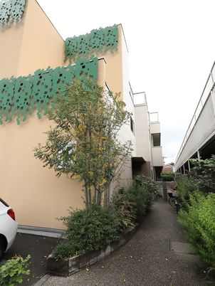 緑豊かな建物外観