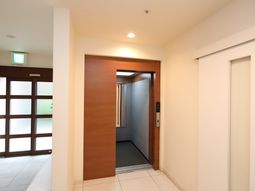 明るく清潔なエレベーター