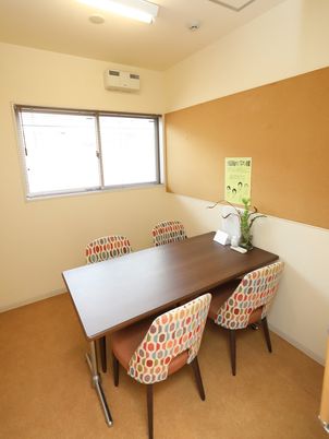 会議室のテーブルと椅子