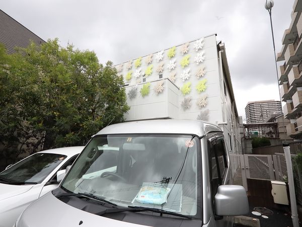 モダン外観の建物正面