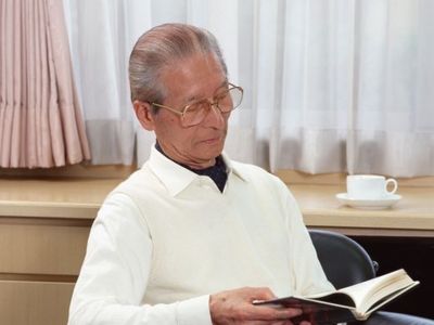 読書するシニア男性