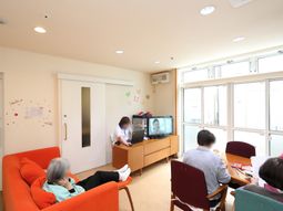 明るいリビングの様子