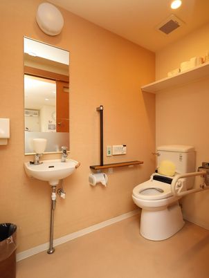 バリアフリーのトイレ空間