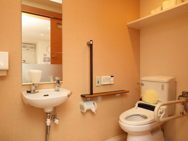 バリアフリーのトイレ空間 トイレ 安全に配慮された設備が整う温もりのある空間です。サポートが必要な方にもやさしい環境を提供します。
