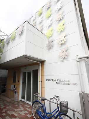白壁の施設入り口
