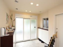 受付と入り口の明るい空間