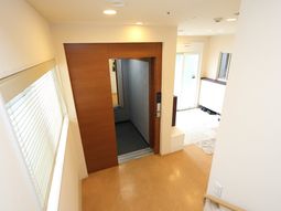 明るい廊下のエレベーター