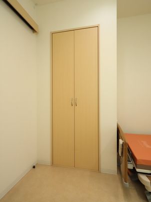 シンプルな居室のクローゼット