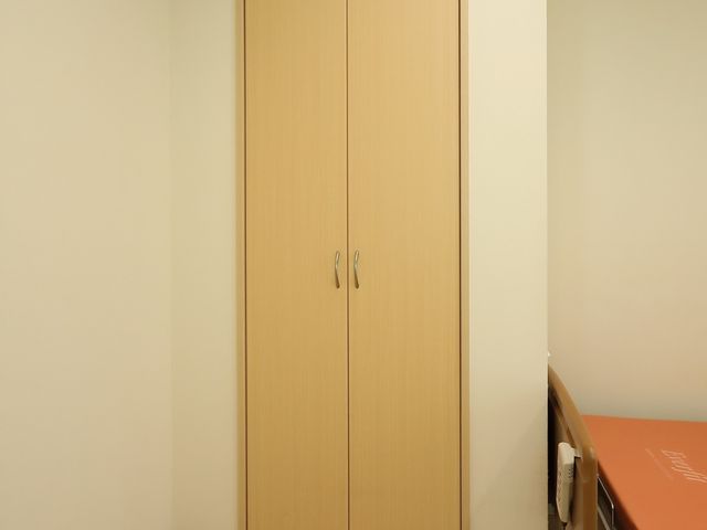 シンプルな居室のクローゼット 居室 清潔感ある居室には収納スペースも確保されており、快適にお過ごしいただけます。