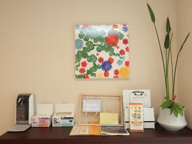 色とりどりの花柄アート壁面 靴箱 清潔感のあふれるエントランスには、華やかなアートが訪れる人を優しく迎えます。