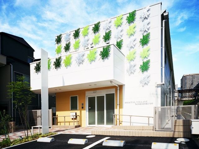 緑模様の外観 外観   白い外壁に緑の装飾が映える、明るく清潔感のある建物です。段差の少ない出入口まわりで、出入りしやすさにも配慮されています。