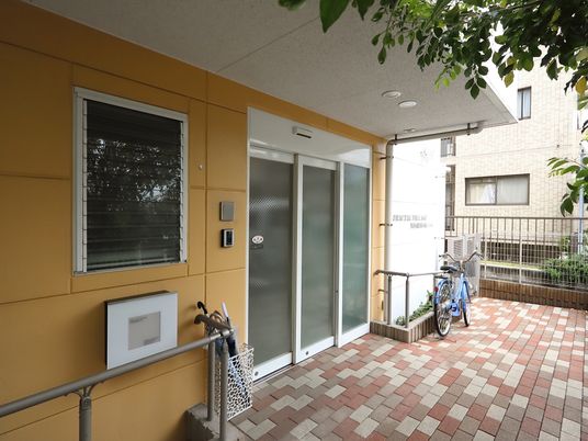 快適な施設のエントランス