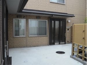 落ち着いたエントランスの外観
