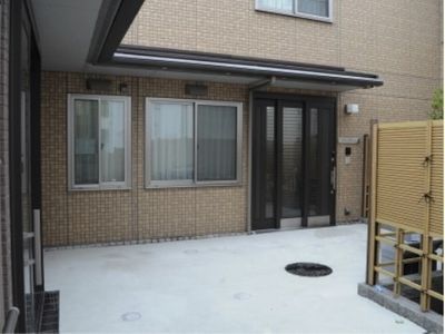 落ち着いたエントランスの外観