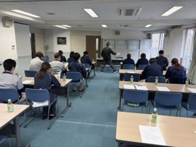 説明会の広い多目的室  