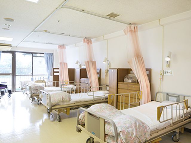 明るい空間の居室 居室 大きな窓から自然光が差し込む明るい居室です。ベッドは可動式で、自由に配置が可能です。