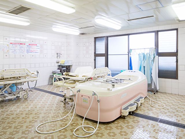 広々とした浴室 浴室 広々とした浴室は、ゆったりとしたスペースで快適にご利用いただけます。明るい空間で作業がしやすい環境です。
