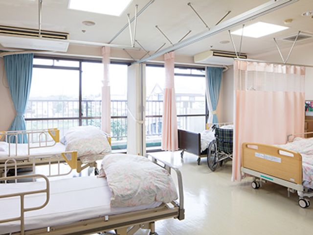 明るい居室 居室 大きな窓から自然光が差し込み、開放感のある空間です。ベッド横には車椅子の利用が可能なスペースを確保しています。