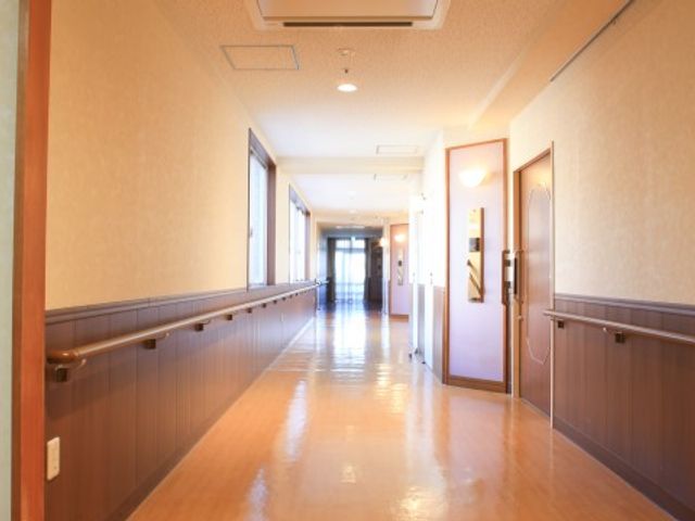 廊下の明るい空間 廊下 ゆったりとした廊下は清潔感があり、自然光が差し込む穏やかな雰囲気です。スタッフとご利用者様の円滑な移動を支えています。