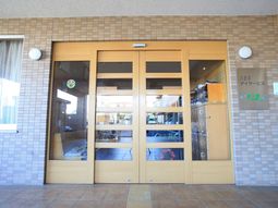 明るいエントランスの様子