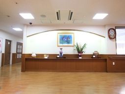 受付カウンターのある清潔感ある空間
