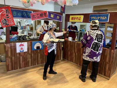 スタッフの働く姿ダイニングルーム